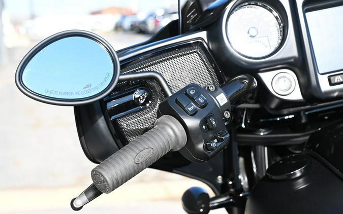 2024 Indian Motorcycle® Roadmaster® Dark Horse® w/Powerband Audio Package Black Smoke