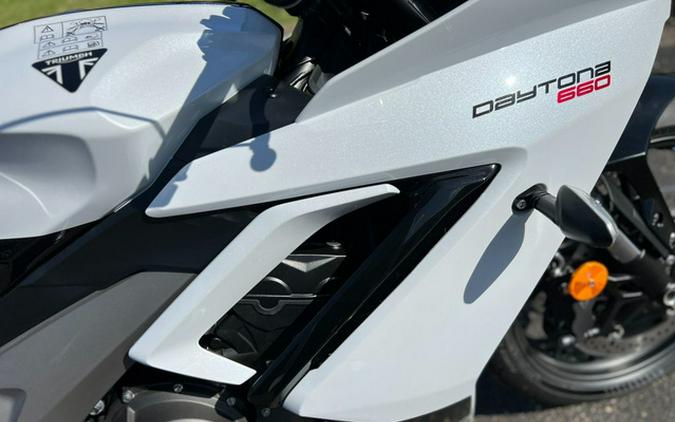 2025 Triumph Daytona 660 Snowdonia White/Sapphire Black 660