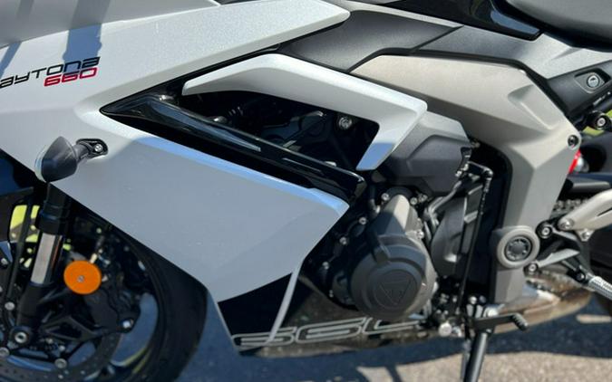 2025 Triumph Daytona 660 Snowdonia White/Sapphire Black 660