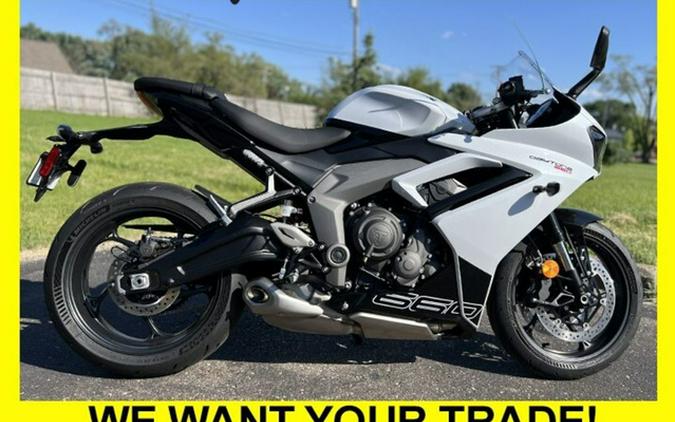 2025 Triumph Daytona 660 Snowdonia White/Sapphire Black 660