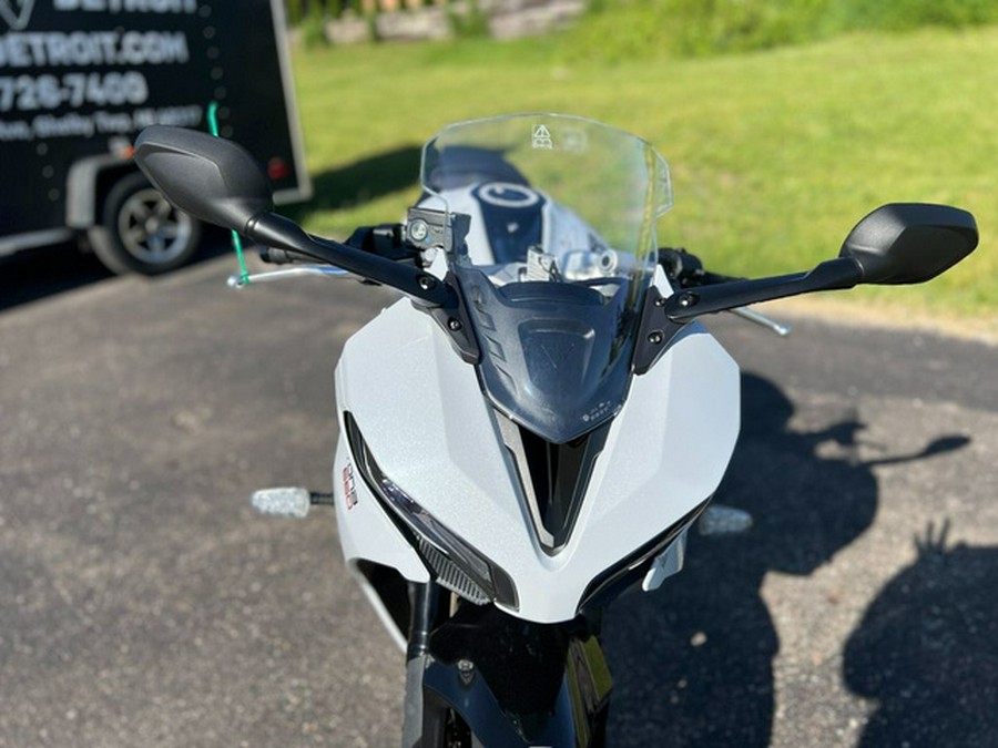 2025 Triumph Daytona 660 Snowdonia White/Sapphire Black 660