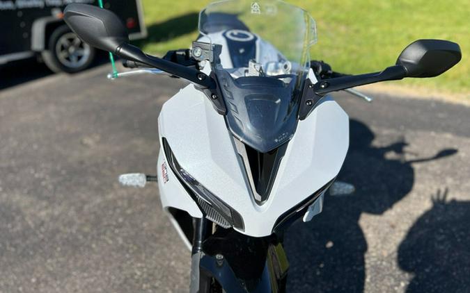 2025 Triumph Daytona 660 Snowdonia White/Sapphire Black 660