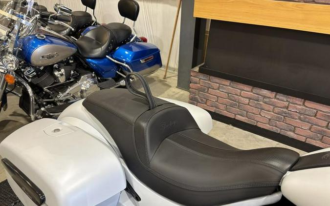 2026 Indian Motorcycle® Springfield ® Dark Horse® Ghost White Metallic Smoke