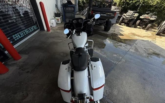 2025 Indian Motorcycle® Challenger® Limited 112 w/PowerBand Audio Ghost White Metallic with Black M