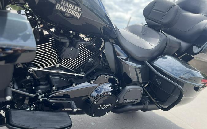 2025 Harley-Davidson® FLHXU Street Glide® Ultra IRN HRSE MT/BLK 637025