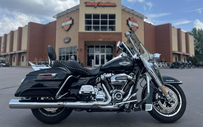 2017 Harley-Davidson® FLHR Road King® Two-Tone Black Hills Gold/Black Quartz 649968