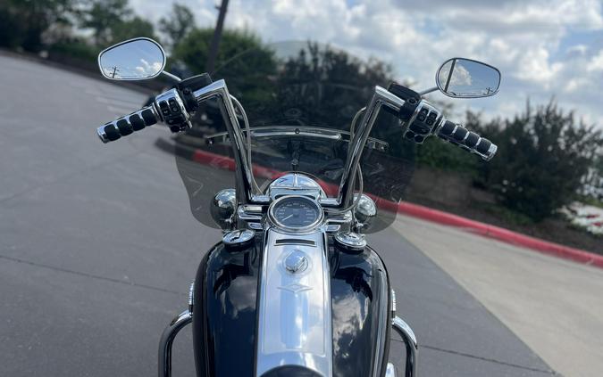 2017 Harley-Davidson® FLHR Road King® Two-Tone Black Hills Gold/Black Quartz 649968