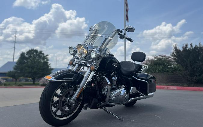 2017 Harley-Davidson® FLHR Road King® Two-Tone Black Hills Gold/Black Quartz 649968