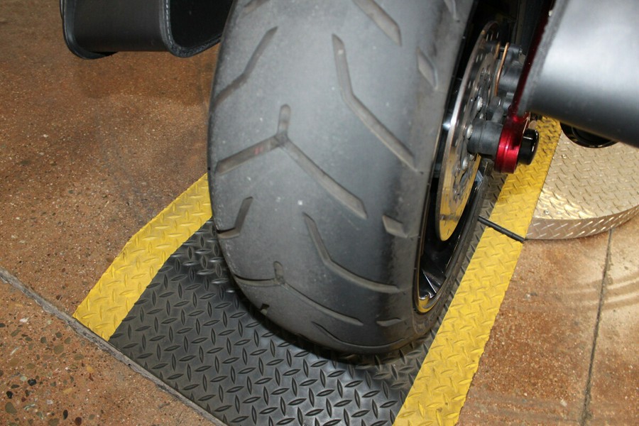 Harley-Davidson® CVO™ Pro Street Breakout® 2017 FXSE 955203DT SF BLK/SCRD APL W/PINSTRIPE