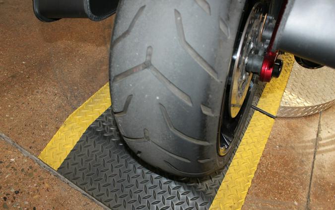 Harley-Davidson® CVO™ Pro Street Breakout® 2017 FXSE 955203DT SF BLK/SCRD APL W/PINSTRIPE