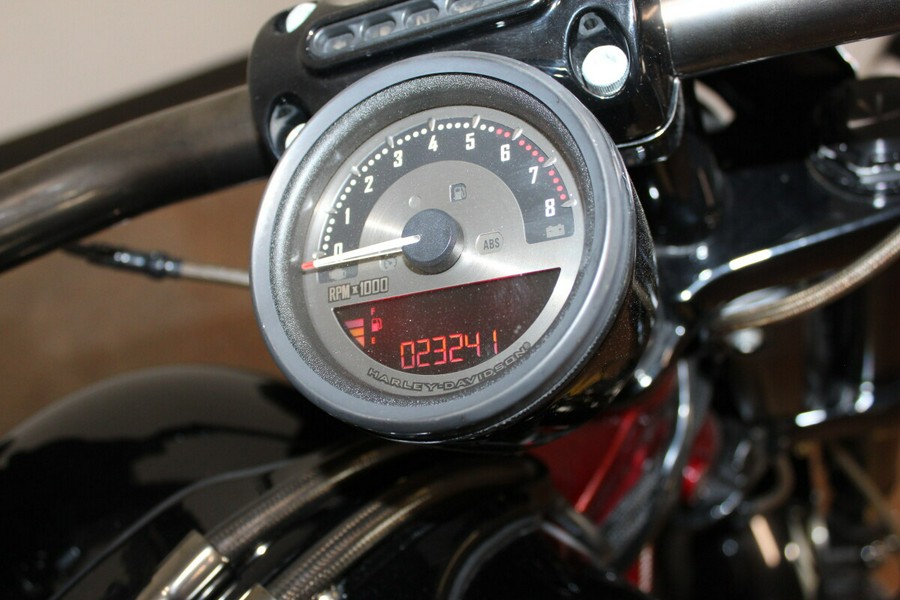 Harley-Davidson® CVO™ Pro Street Breakout® 2017 FXSE 955203DT SF BLK/SCRD APL W/PINSTRIPE