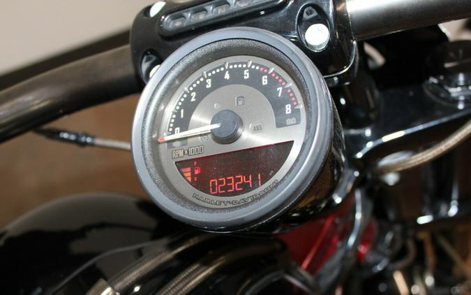 Harley-Davidson® CVO™ Pro Street Breakout® 2017 FXSE 955203DT SF BLK/SCRD APL W/PINSTRIPE