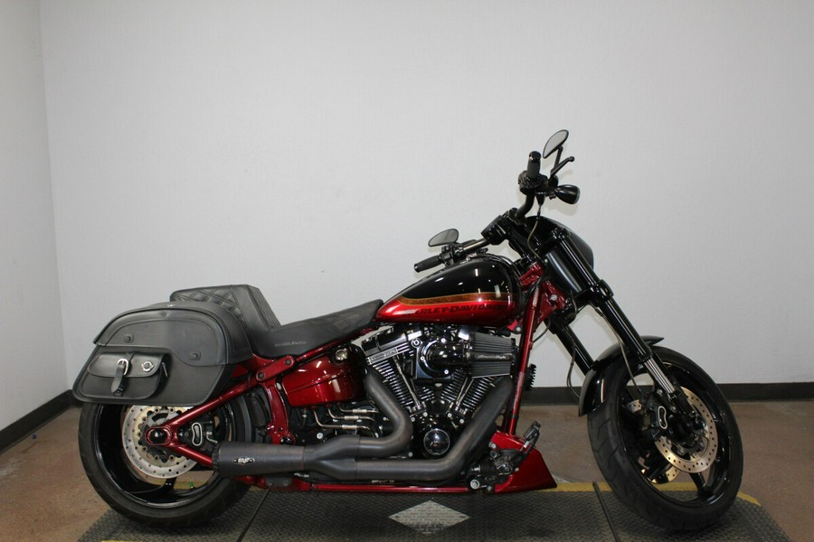 Harley-Davidson® CVO™ Pro Street Breakout® 2017 FXSE 955203DT SF BLK/SCRD APL W/PINSTRIPE