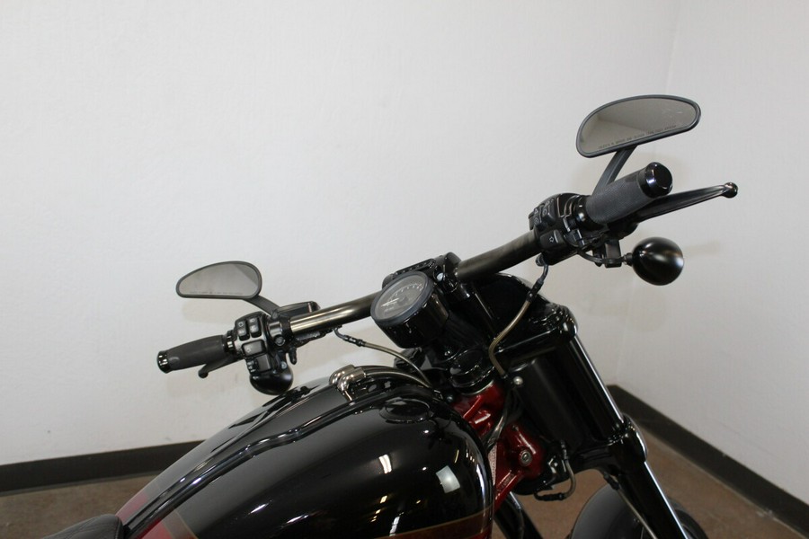 Harley-Davidson® CVO™ Pro Street Breakout® 2017 FXSE 955203DT SF BLK/SCRD APL W/PINSTRIPE