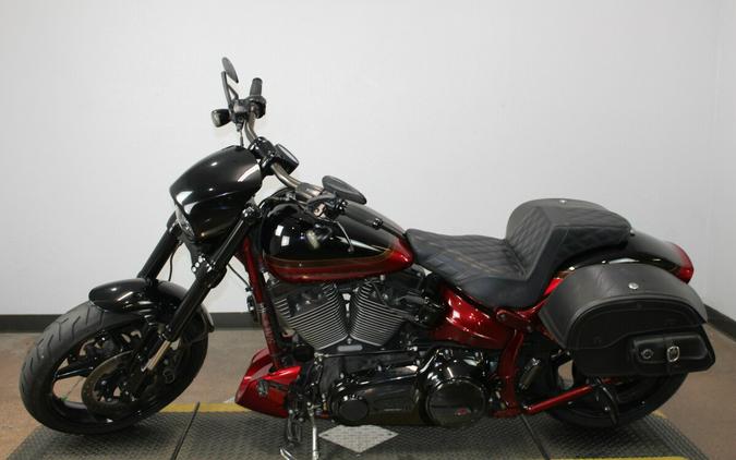 Harley-Davidson® CVO™ Pro Street Breakout® 2017 FXSE 955203DT SF BLK/SCRD APL W/PINSTRIPE