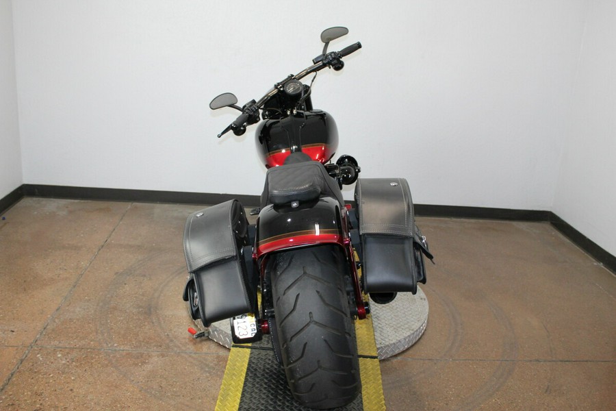 Harley-Davidson® CVO™ Pro Street Breakout® 2017 FXSE 955203DT SF BLK/SCRD APL W/PINSTRIPE