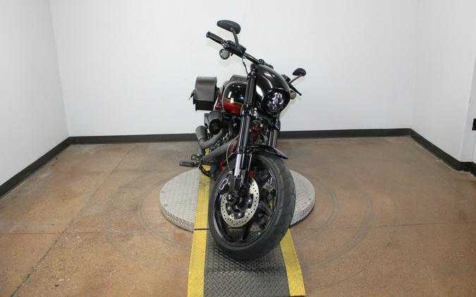 Harley-Davidson® CVO™ Pro Street Breakout® 2017 FXSE 955203DT SF BLK/SCRD APL W/PINSTRIPE