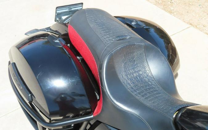 2014 Victory Motorcycles Cross Roads 8-Ball Gloss Black