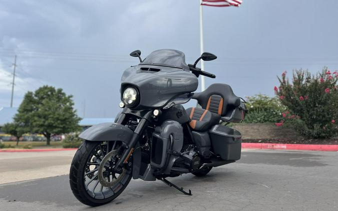 2018 Harley-Davidson® FLHXSE CVO™ Street Glide® Gunship Gray 960249