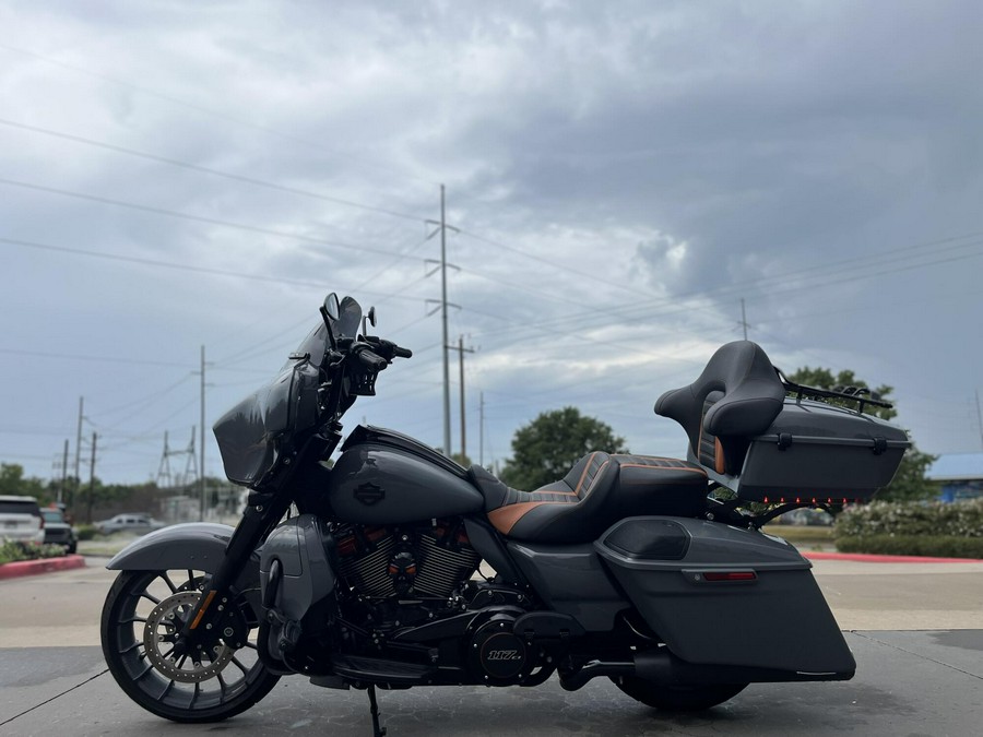 2018 Harley-Davidson® FLHXSE CVO™ Street Glide® Gunship Gray 960249