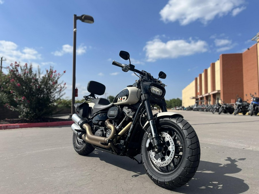 2022 Harley-Davidson® FXFBS Fat Bob® 114 White Sand Pearl 011036