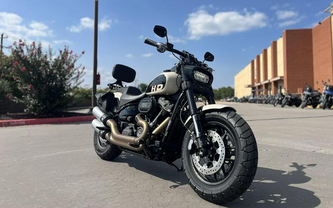 2022 Harley-Davidson® FXFBS Fat Bob® 114 White Sand Pearl 011036