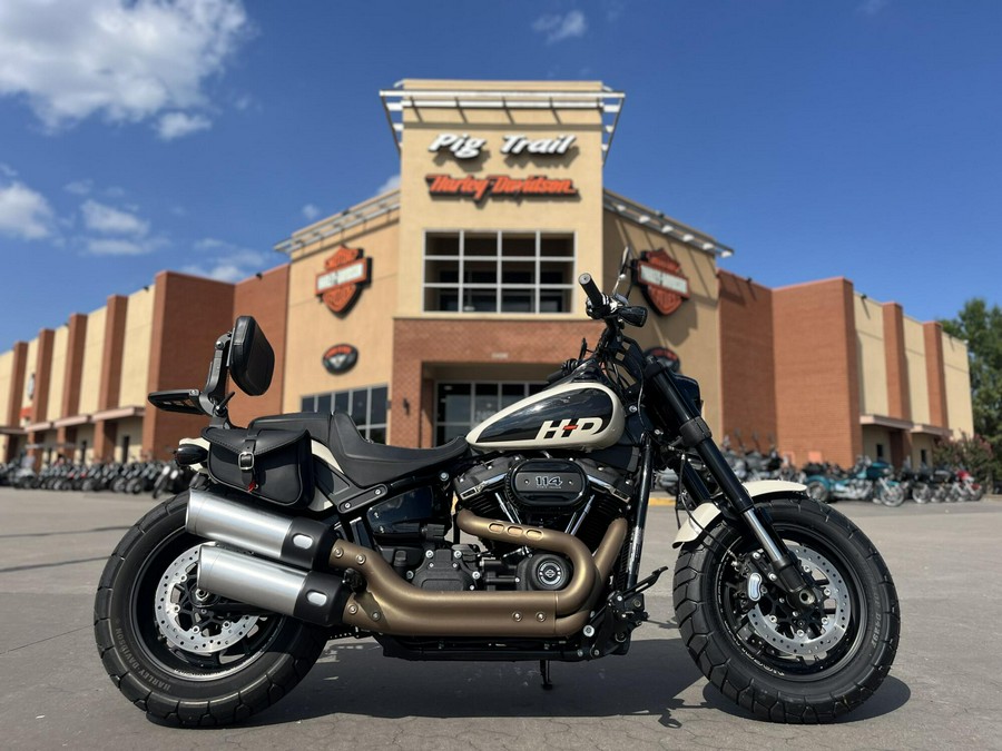 2022 Harley-Davidson® FXFBS Fat Bob® 114 White Sand Pearl 011036