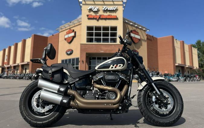2022 Harley-Davidson® FXFBS Fat Bob® 114 White Sand Pearl 011036