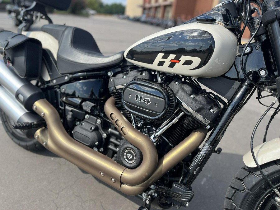 2022 Harley-Davidson® FXFBS Fat Bob® 114 White Sand Pearl 011036