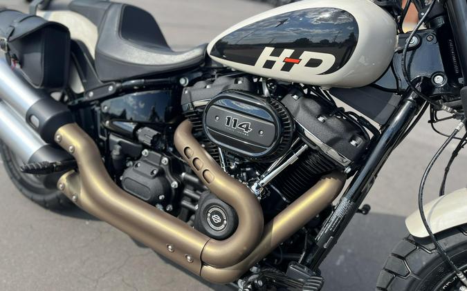 2022 Harley-Davidson® FXFBS Fat Bob® 114 White Sand Pearl 011036