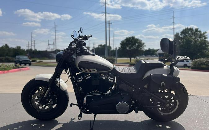 2022 Harley-Davidson® FXFBS Fat Bob® 114 White Sand Pearl 011036