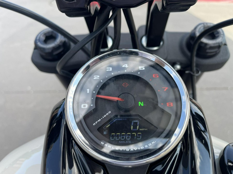 2022 Harley-Davidson® FXFBS Fat Bob® 114 White Sand Pearl 011036