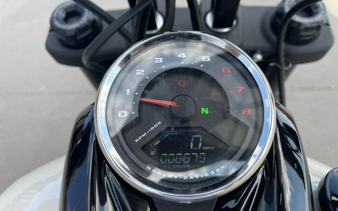 2022 Harley-Davidson® FXFBS Fat Bob® 114 White Sand Pearl 011036