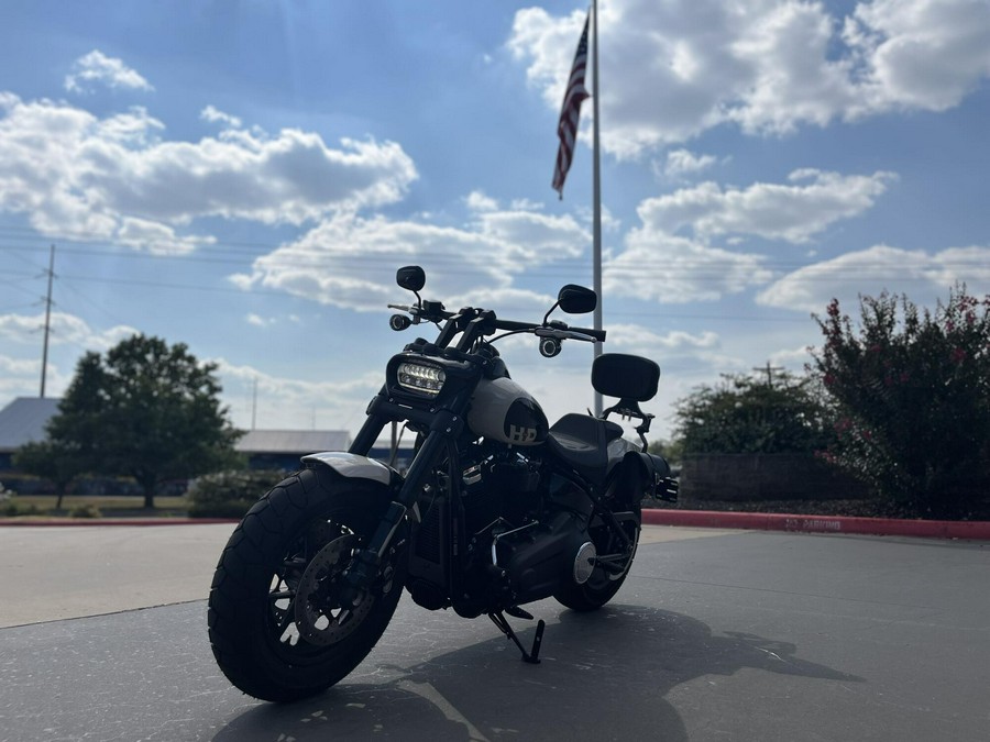 2022 Harley-Davidson® FXFBS Fat Bob® 114 White Sand Pearl 011036