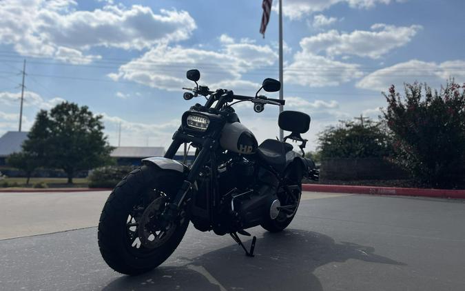 2022 Harley-Davidson® FXFBS Fat Bob® 114 White Sand Pearl 011036