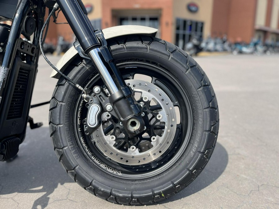 2022 Harley-Davidson® FXFBS Fat Bob® 114 White Sand Pearl 011036