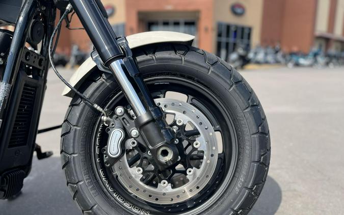 2022 Harley-Davidson® FXFBS Fat Bob® 114 White Sand Pearl 011036