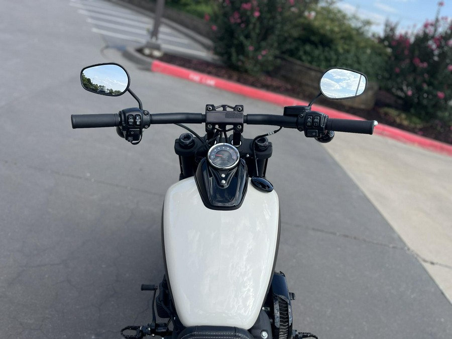 2022 Harley-Davidson® FXFBS Fat Bob® 114 White Sand Pearl 011036