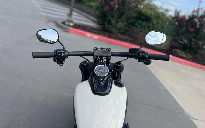 2022 Harley-Davidson® FXFBS Fat Bob® 114 White Sand Pearl 011036