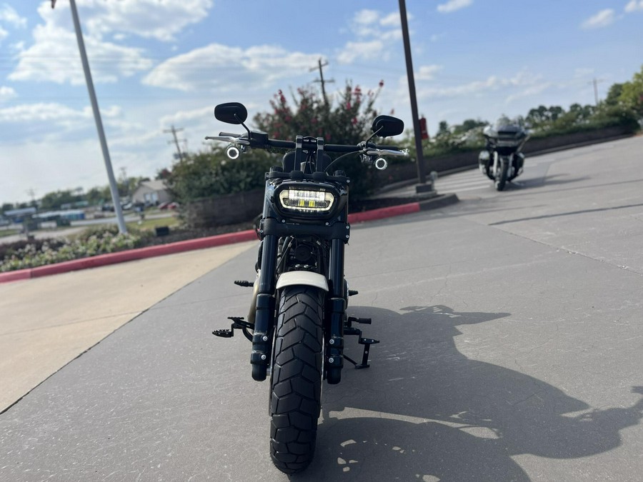 2022 Harley-Davidson® FXFBS Fat Bob® 114 White Sand Pearl 011036