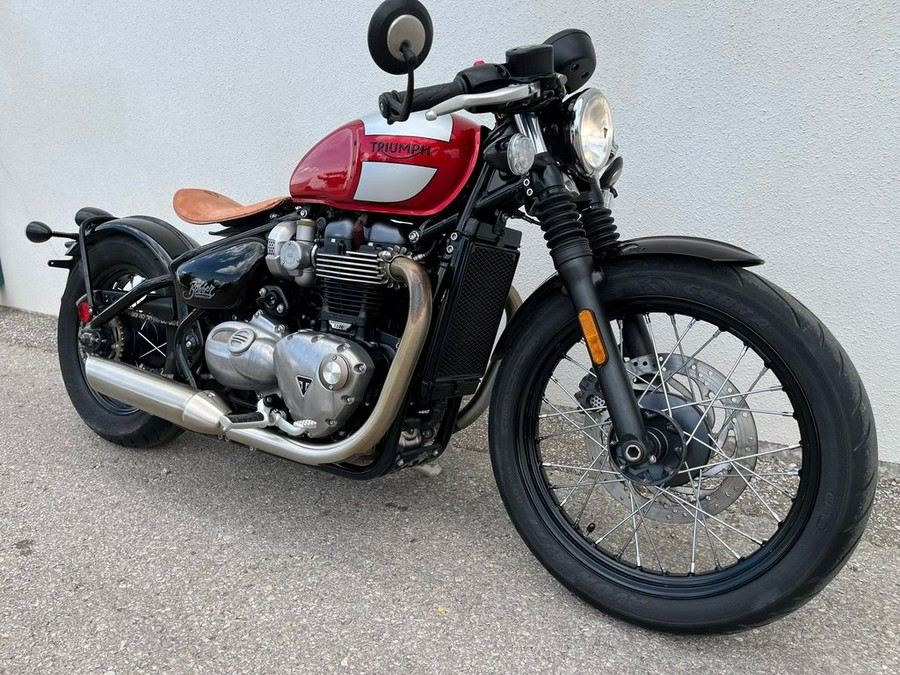 2018 Triumph Bonneville Bobber Cranberry Red / Frozen Silver