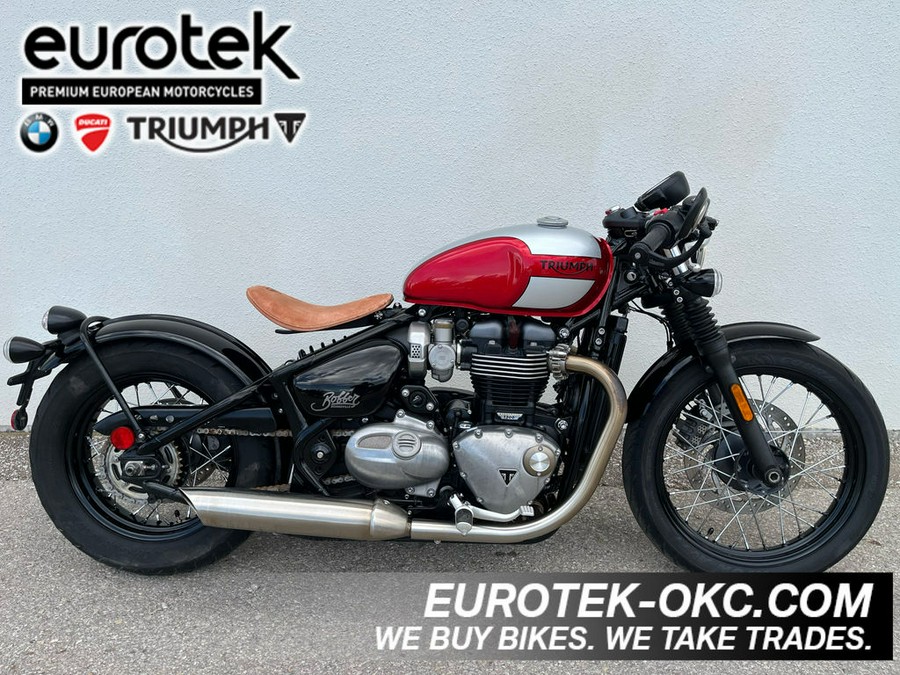 2018 Triumph Bonneville Bobber Cranberry Red / Frozen Silver