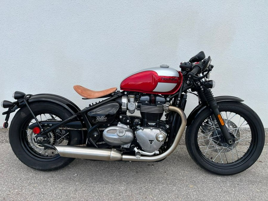 2018 Triumph Bonneville Bobber Cranberry Red / Frozen Silver