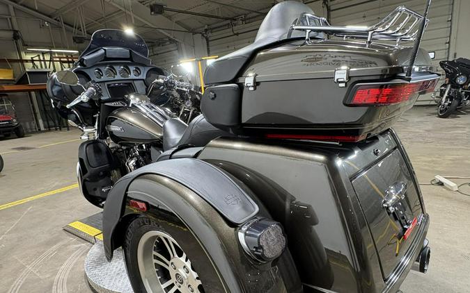 2020 Harley-Davidson Tri Glide Ultra River Rock Gray/Vivid Black