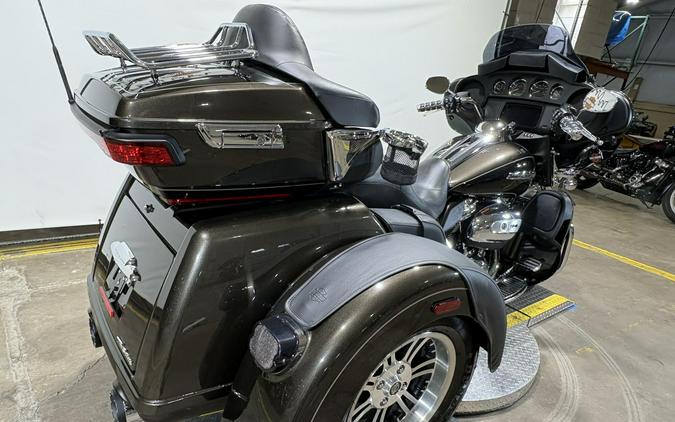 2020 Harley-Davidson Tri Glide Ultra River Rock Gray/Vivid Black