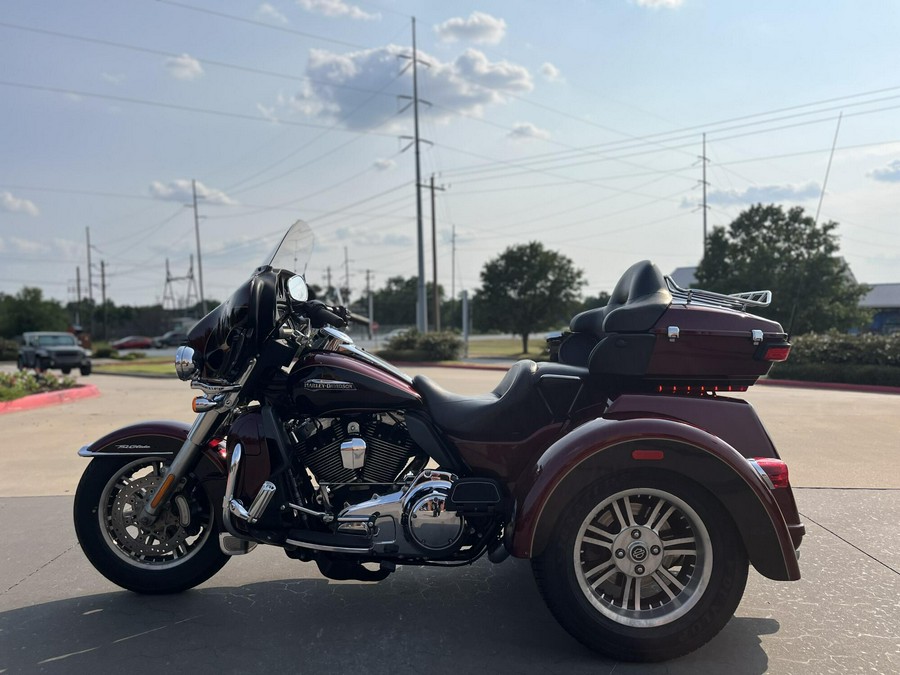2014 Harley-Davidson® Tri Glide® Ultra MYS RED/CAYENNE 859454