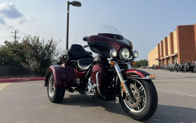 2014 Harley-Davidson® Tri Glide® Ultra MYS RED/CAYENNE 859454