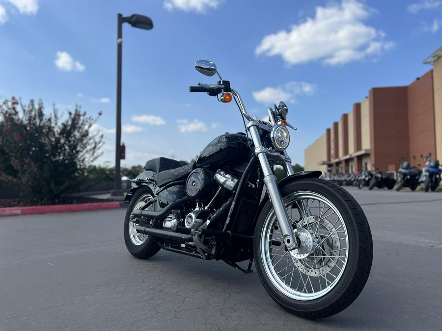 2020 Harley-Davidson® Softail Standard® FXST Vivid Black 062868