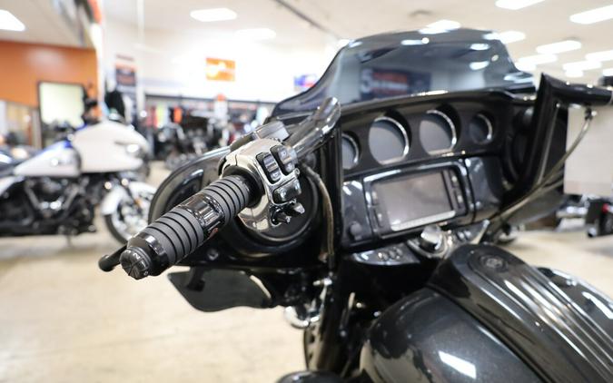 FLHXSE 2017 CVO™ Street Glide®