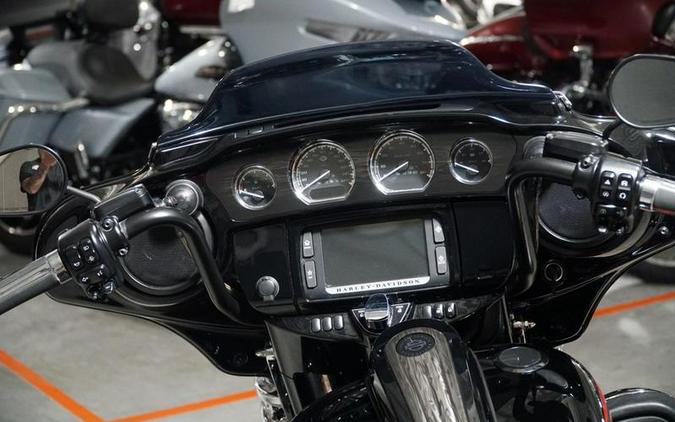 2017 Harley-Davidson® FLHXSE - CVO™ Street Glide®
